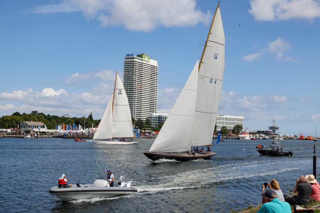 Die historischen Zwölfer "Sphinx" (Vordergrund) und "Trivia" waren erneut die Yachten für den Matchrace-Showdown der Polit-Prominenz