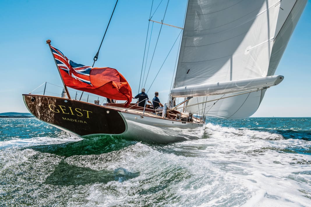 Der herzförmige Spiegel des positiven Hecks zeigt, woraus der Rumpf gefertigt ist