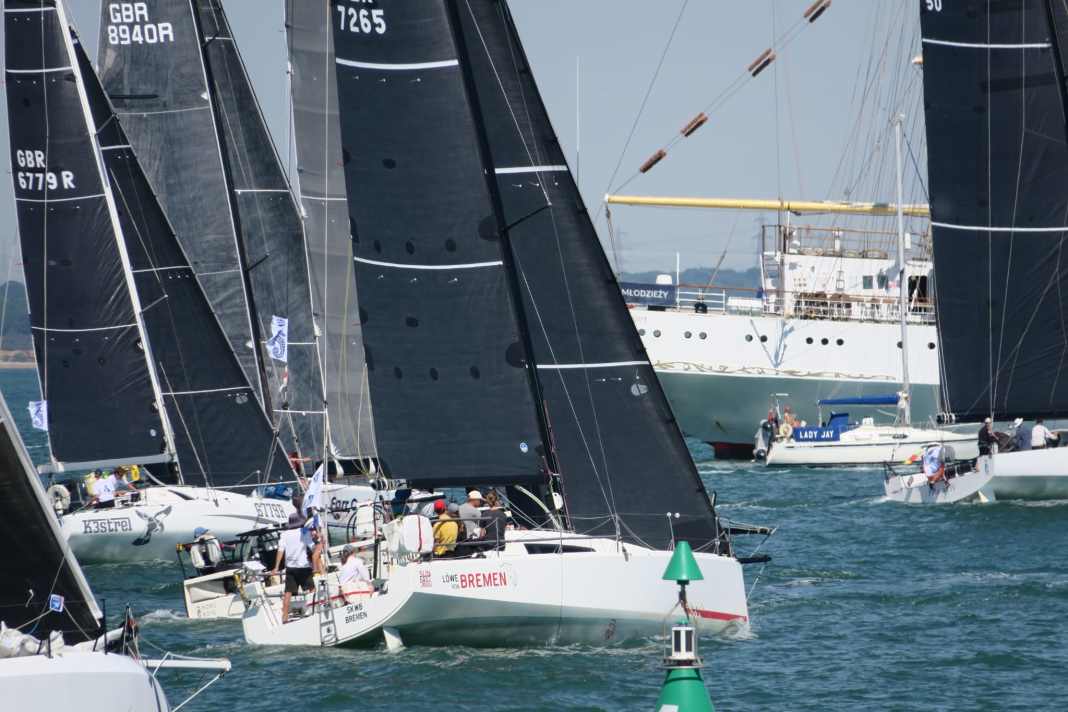 Il “Leone di Brema” tra i numerosi partecipanti alla partenza della Round Britain ans Ireland Race 2026.