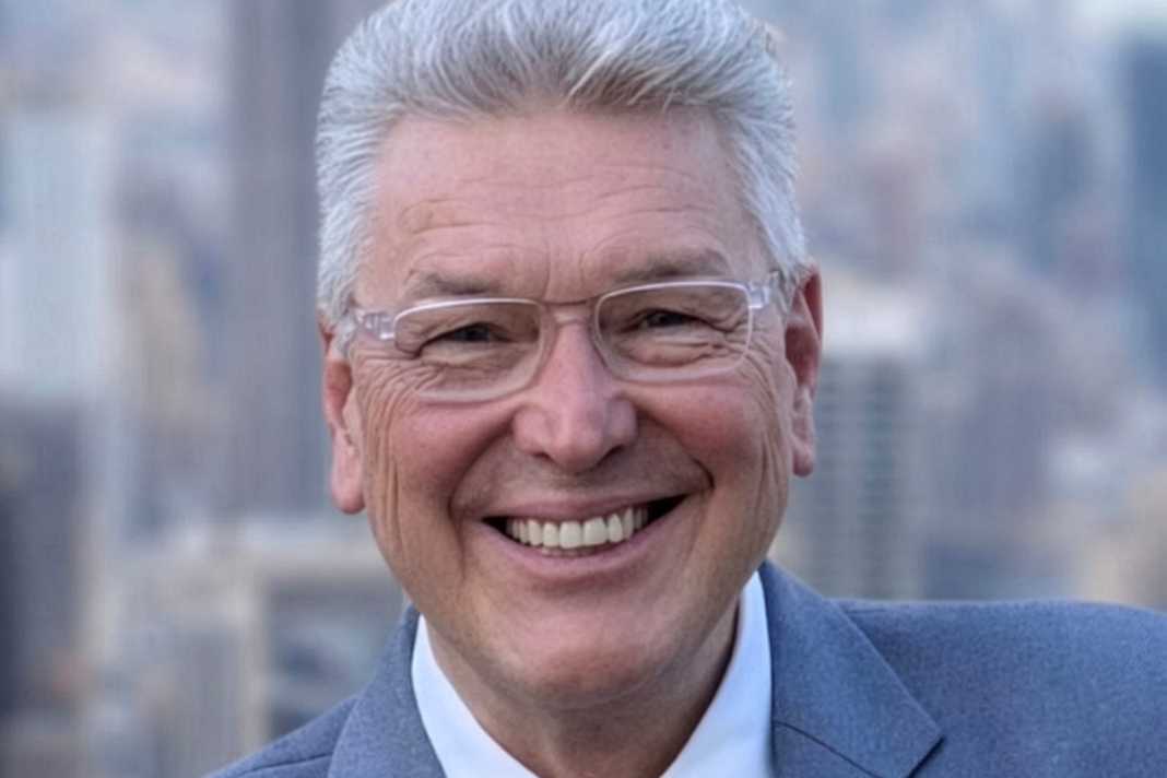 Stassi Anastassov ist der neue Geschäftsführer des erfolgreichen Yachtbauers. Anastassov bringt umfangreiche Erfahrung aus der globalen Wirtschaft mit. Aktuell fungiert er als nicht-geschäftsführender Direktor bei JS Global Lifestyle und Better Shelter. Zuvor leitete er als Präsident und CEO den Batteriehersteller Duracell. Seine Karriere umfasst mehrere Führungspositionen bei Procter & Gamble in Europa, Nordamerika, Asien und dem Nahen Osten.