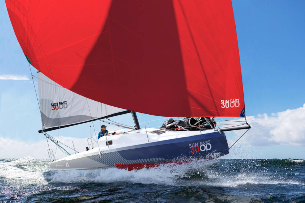 Sun Fast 30 OD: Jeanneau has realised a project that has long been longed for by many offshore sailors: an affordable racing yacht to fill the large gap between the Mini 6.50 and Class 40. Promoted by clubs in England, France and the USA and developed by VPLP, the Sun Fast 30 OD offers a reasonably affordable basis for competing in offshore racing. The lines of the one-size-fits-all class are reduced rather than radical, the potential is not exuberant. Hull length 8.99 m; beam 2.99 m; draught 2.0 m; weight 2.7 t; sail area a. W. 59 m2; STZ 5.5; basic price ex shipyard 169,580 euros