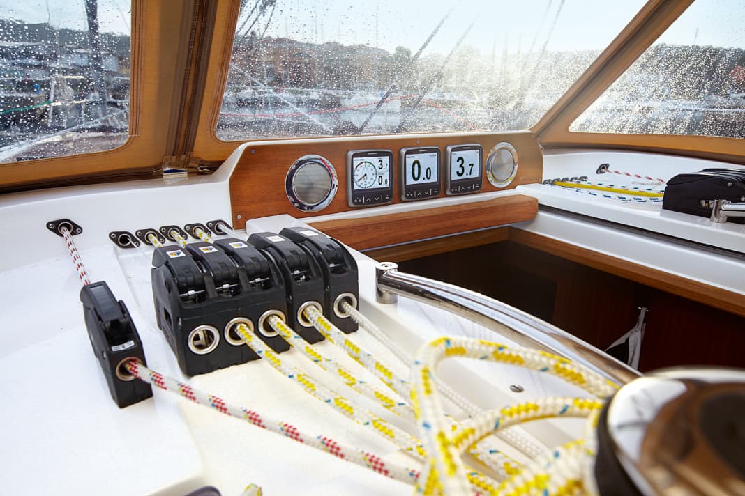 Les affichages : Toutes les données en un coup d'œil ? Vérifier la vitesse du vent, la profondeur de l'eau, la vitesse du bateau et les cartes marines électroniques avec toutes les fonctions.