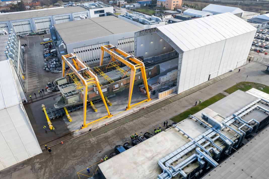 Große Aktion in Danzig: Zweiträger-Portalkrane brachten die Rumpfkonstruktion des Sunreef 43M Eco von der Laminier- in die Ausrüstungshalle.