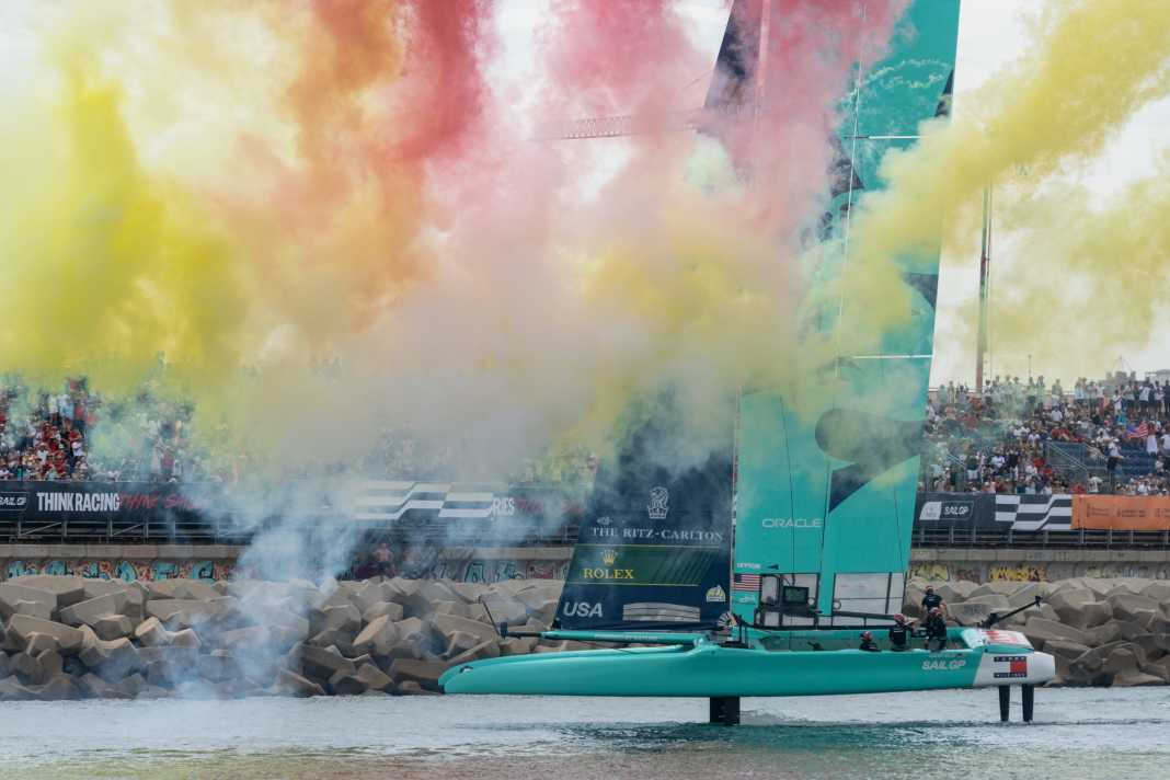 Das spanische Siegerfeuerwerk für das US-Team um Steuermann Taylor Canfield.