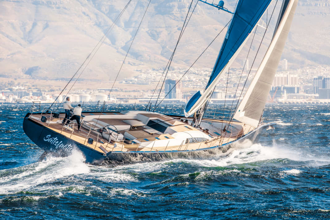 Cape Doctor: With mainsail and headsail, up to 557 square metres of 3Di laminate are mounted on the almost 40-metre-high carbon mast of the 69-tonne SW 105. They ensure sporty sailing not only off Cape Town