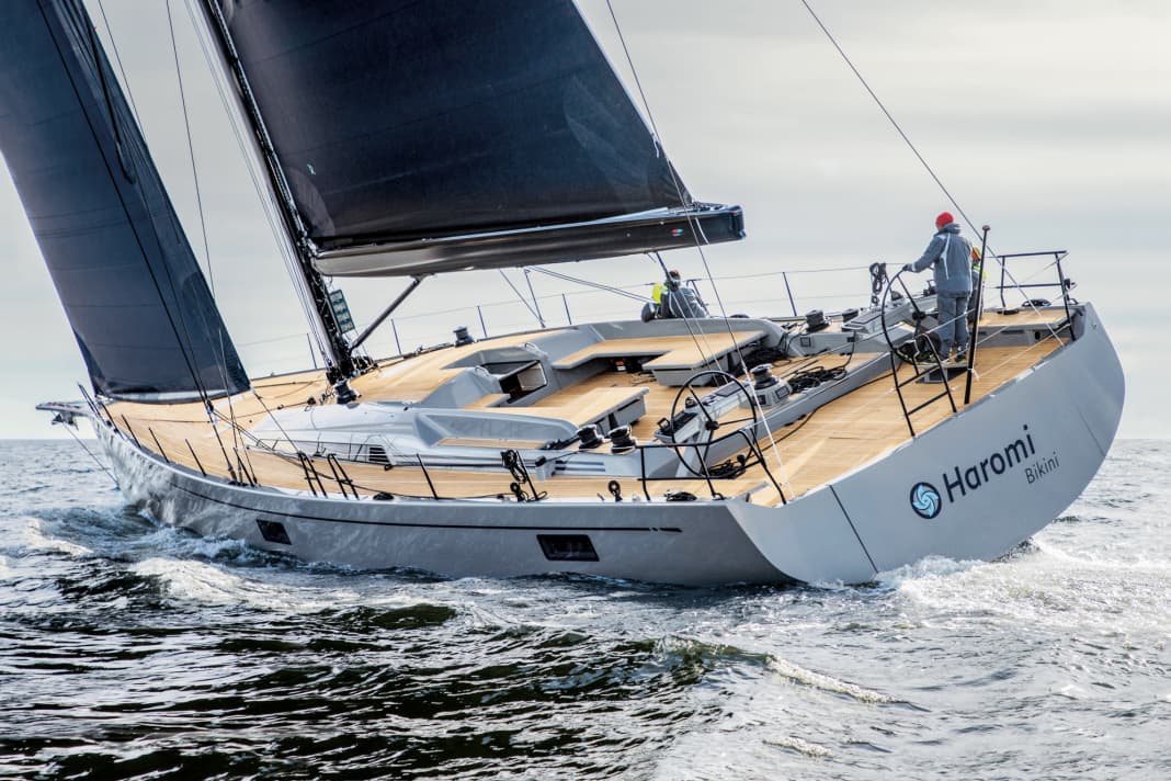 Look stealth: il boma Park Avenue e i sedili sulla mastra riprendono lo stesso stile. Il primo Swan 78 segna la conversione della linea a flushdecker con doppio timone e bompresso