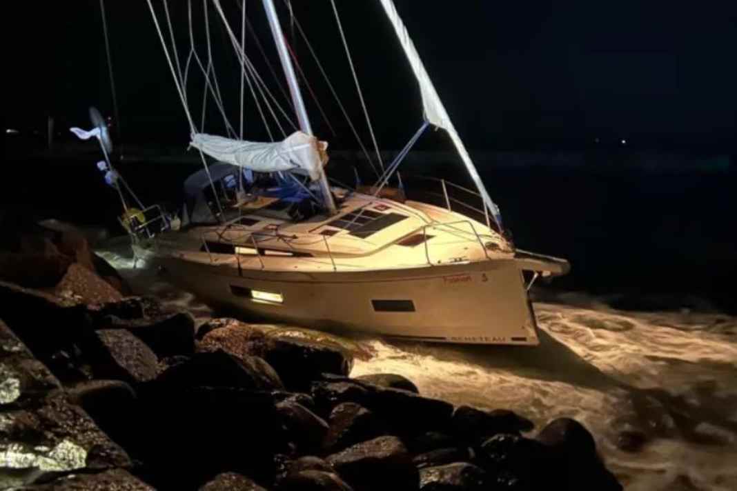 Die Oceanis wird auf der Mole zerrieben