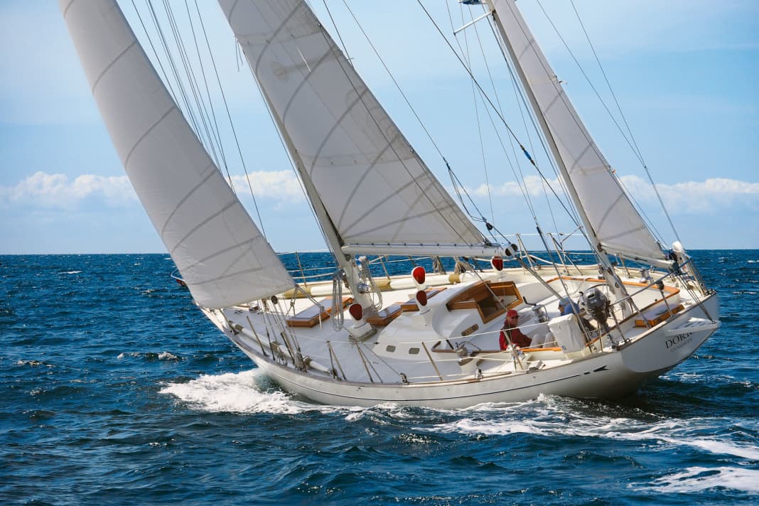Die 16,50 Meter lange Yacht ist als Yawl getakelt und weist traditionelle Linien auf