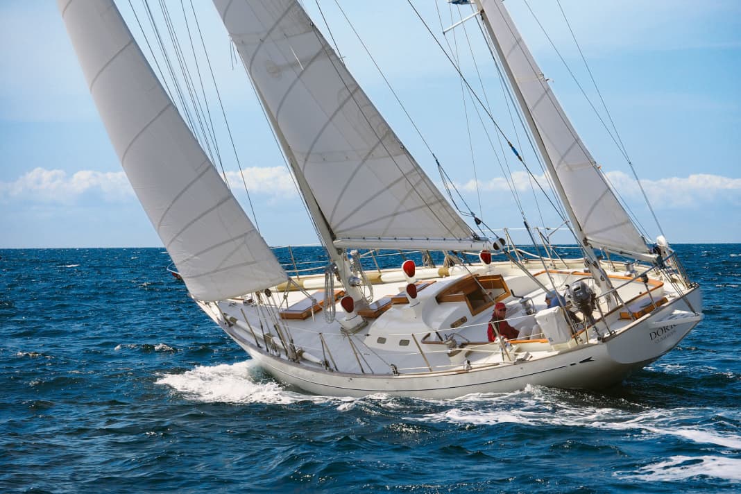 Lo yacht di 16,50 metri è armato come uno yawl e presenta linee tradizionali.