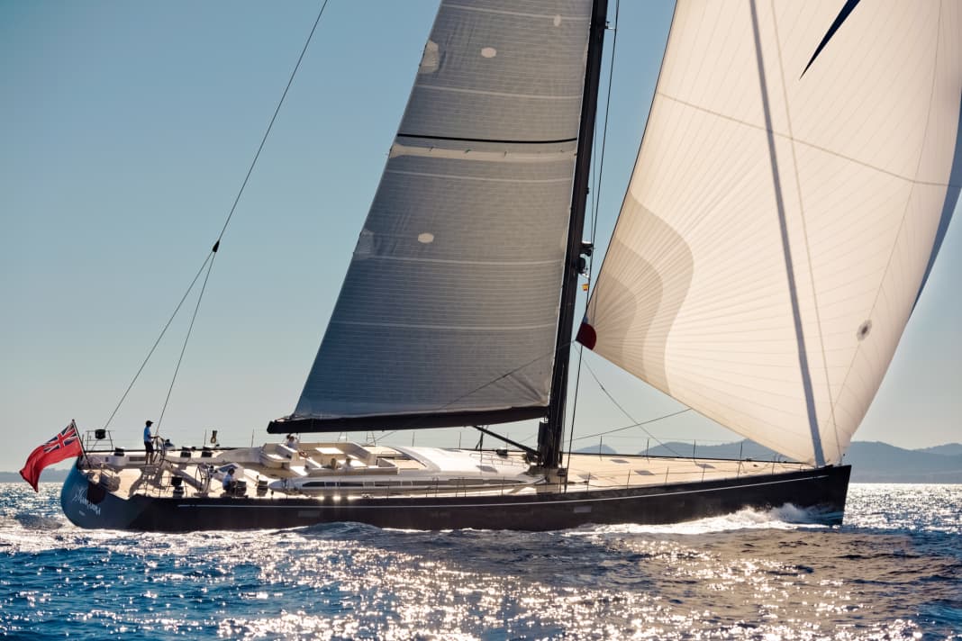 Via verso i Caraibi: la corrente d'aria fa sventolare la bandiera a poppa contro il vento vero. La sovrastruttura dello Swan 115 FD si abbassa sul ponte a forma di cuneo.