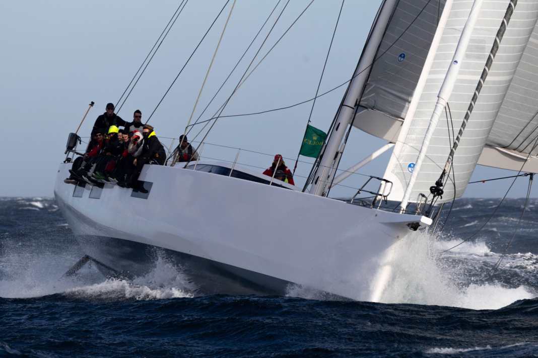 Con il numero velico SYD 7 come yacht d'acqua blu alla prima della regata dell'80a Rolex Sydney Hobart Race: il Solaris 80rs "Alithia" di Jost Stollmann.