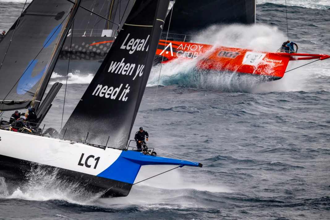 Two giants bow to bow: "LawConnect" and "Master Lock Comanche".