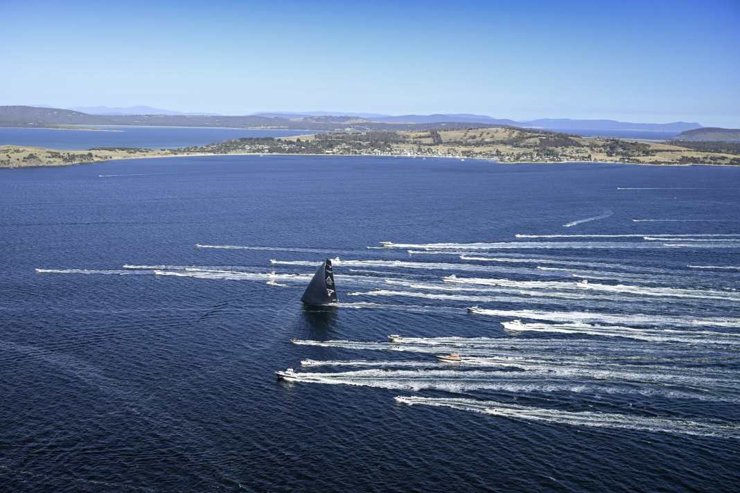 Großer Bahnhof für die Crew auf "Master Lock Comanche", die sich im 80. Rolex Sydney Hobart Race im Kampf um die Line Honours durchsetzen konnte.