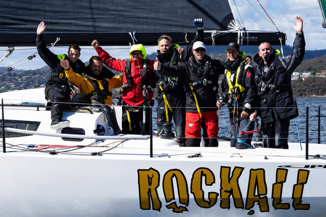 Joie à bord du "Rockall VIII" après la course maîtrisée. Le skipper Christopher Opielok est le deuxième à partir de la droite.