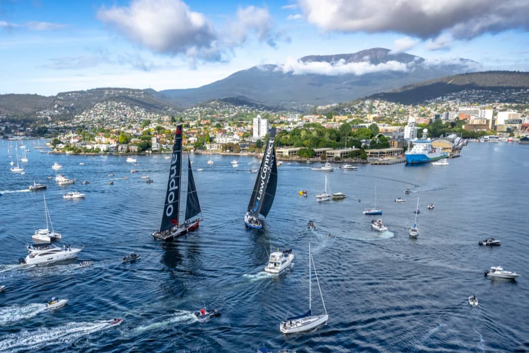 Difficile de faire plus passionnant : les deux maxi 100 pieds australiens "LawnConnect" et "Andoo Comanche" se disputent la victoire dans des vents très légers lors de la 78e Rolex Sydney Hobart Race.