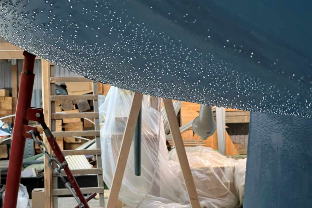 Come se fosse appena lavato, gli sbalzi di temperatura possono causare molta condensa nel corridoio.