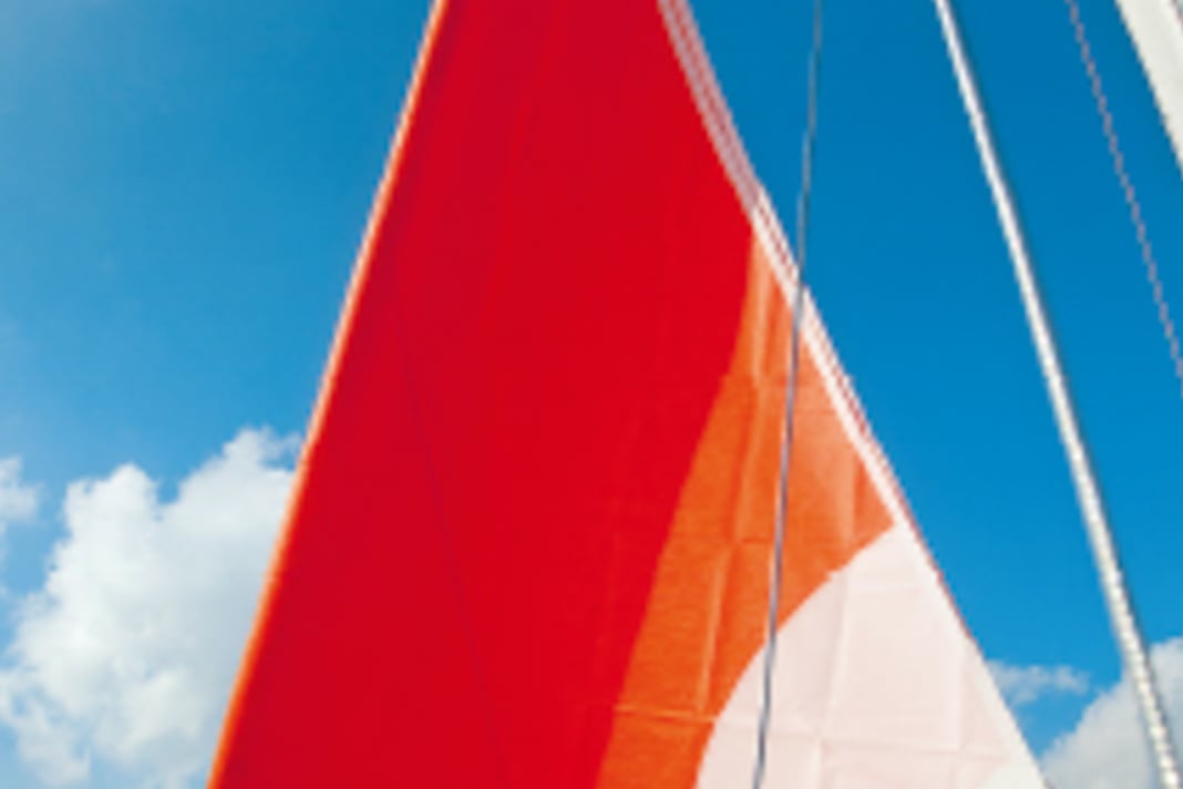 Stormbag : la double voile rouge signal est placée autour du génois enroulé et mise en place. La manipulation est simple.  Elle est rangée de manière compacte dans un sac qui facilite la mise en place.