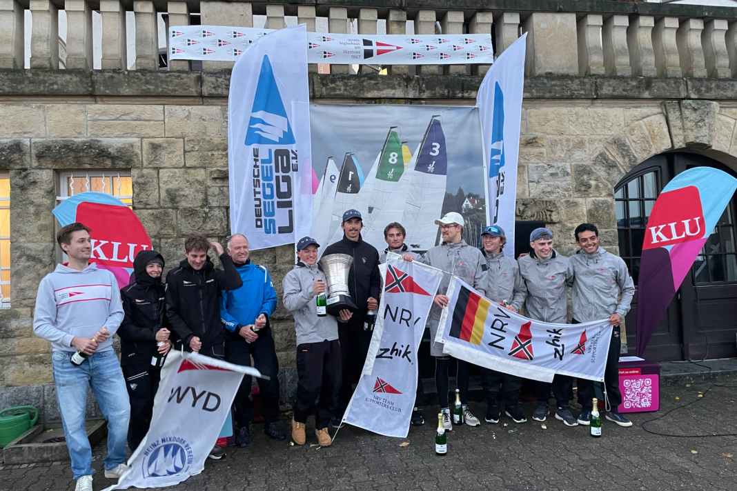 Les équipes classées sur le podium de la Coupe de la Ligue, à laquelle 27 équipes ont participé au club Seglerhaus am Wannsee.