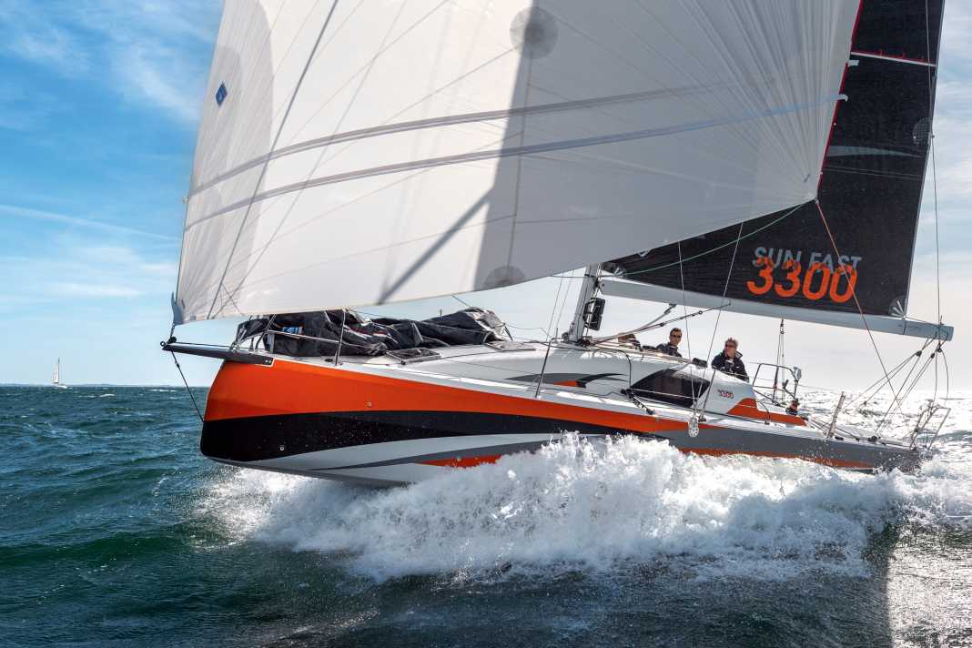 Lifted off the ground. Like an Imoca 60, only smaller. The Sun Fast 3300 from Jeanneau shows that it has a lot to offer in wind and waves