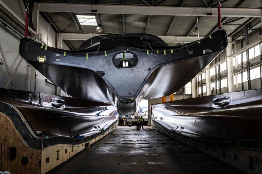 Les constructeurs de bateaux italiens ont sorti la coque en fibre de carbone de son moule négatif et révèlent pour la première fois les lignes radicales du chasseur de records à la voile.