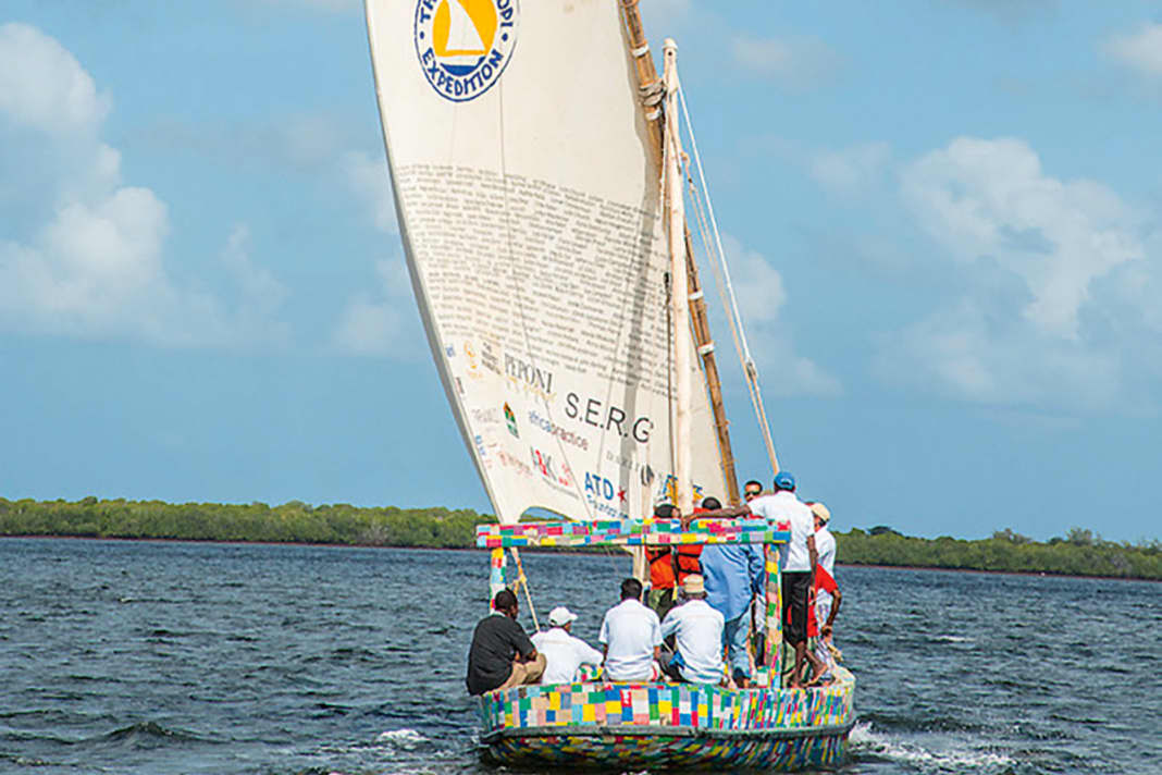 30.000 infradito colorate sono state pressate in stuoie e incollate alle tavole e al ponte.