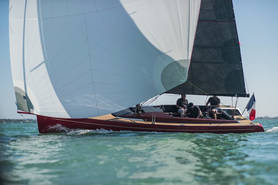 Tofinou 9.7: Spannender und unter Segeln sehr leistungsstarker Daysailer aus Frankreich mit einer aufregend hübschen Optik. Hochwertige Grundausstattung an Deck