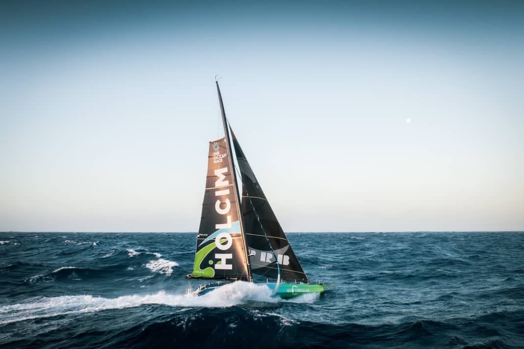 "Holcim - PRB" naviga nell'Oceano Indiano nel secondo reef e con il fiocco di lavoro (J2).