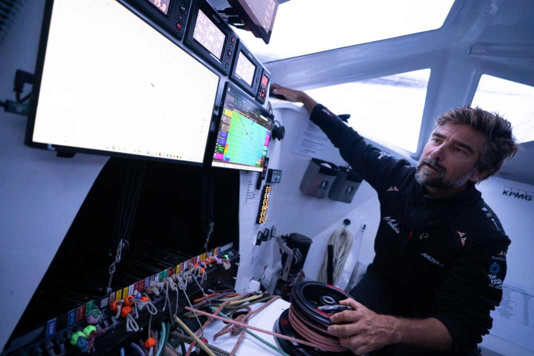 Boris Herrmann schaut im Endspurt des Ocean Race Atlantic auf die Daten.