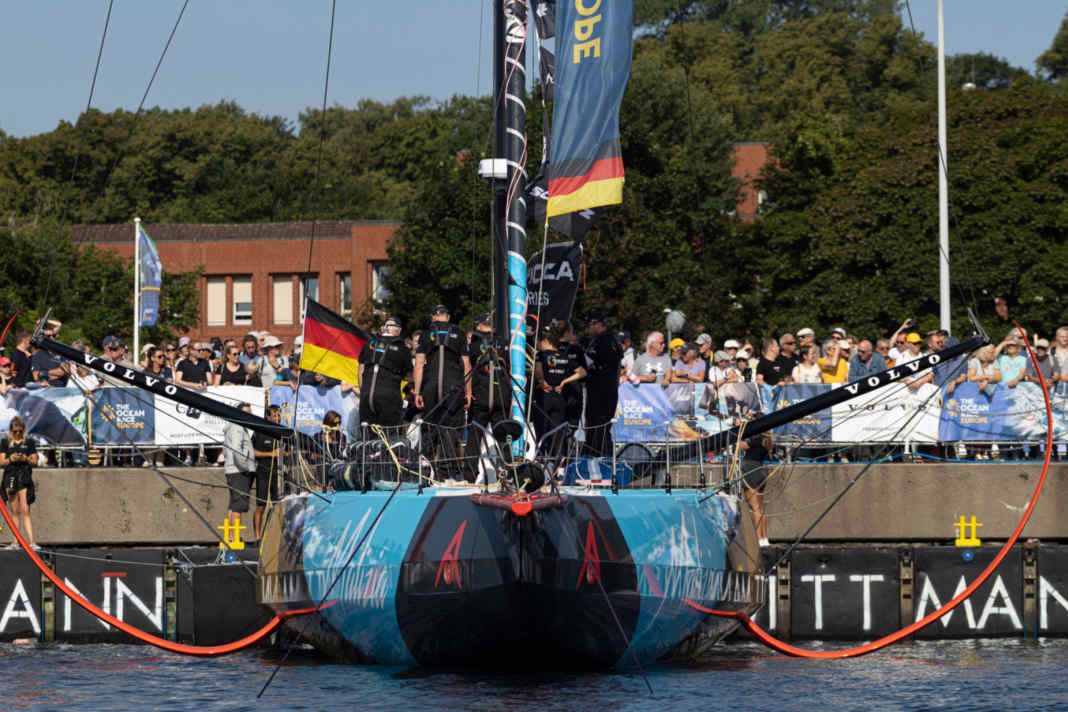 "Malizia – Seaexplorer" liegt wie die anderen sechs Imocas an der Kieler Blücherbrücke.