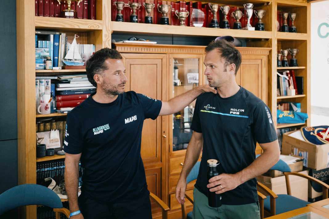 Versöhnliche Begegnung im Jury-Raum zwischen Alan Roberts (Team Holcim-PRB) und Ambrogio Beccaria, Skipper für Team Allagrande Mapei Racing.