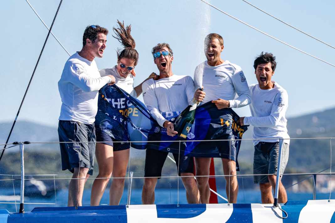 L'équipage "Biotherm" heureux après la victoire finale (de gauche à droite) : Carlos Manera Pascual, Amélie Grassi, Paul Meilhat, Benjamin Ferré et le journaliste de bord Gauthier Lebec fêtent leur victoire au Monténégro.