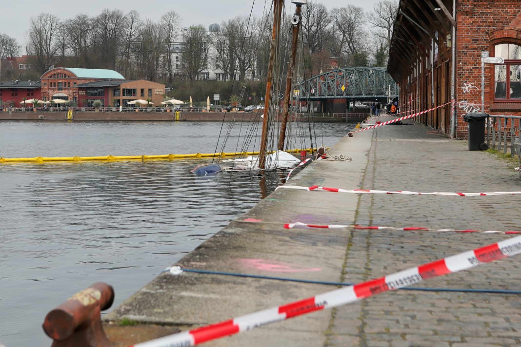 The sunken "Fridthjof" in the Trave