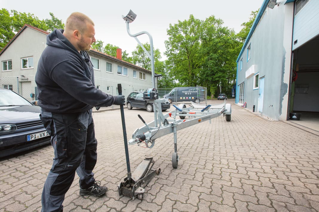 Wer kein Zugfahrzeug zur Verfügung hat, muss zum Entlasten des Anhänger-Stützrades einen Wagenheber zu Hilfe nehmen. Auf ausreichende Hubhöhe achten
