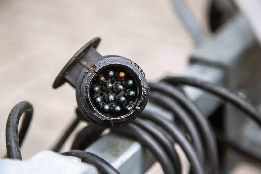 Only two years old, always protected with contact spray - and already a patient. This coupling plug for the light strip should be replaced during the next service