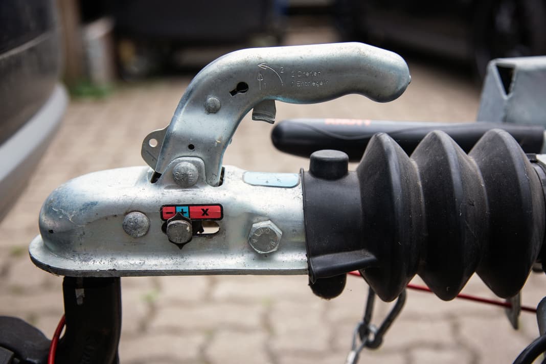 Ball couplings have a wear indicator at the top or, as shown here, on the side. If this deviates from the green target range, it must be replaced. Retighten bolts if necessary