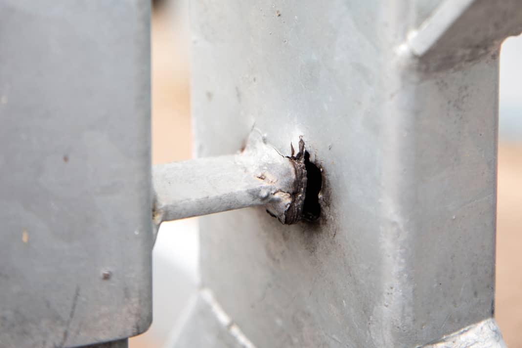 Inadequate fixing of the guide tube of the mast support. Wind load and vibrations threatened to cause a total break-off