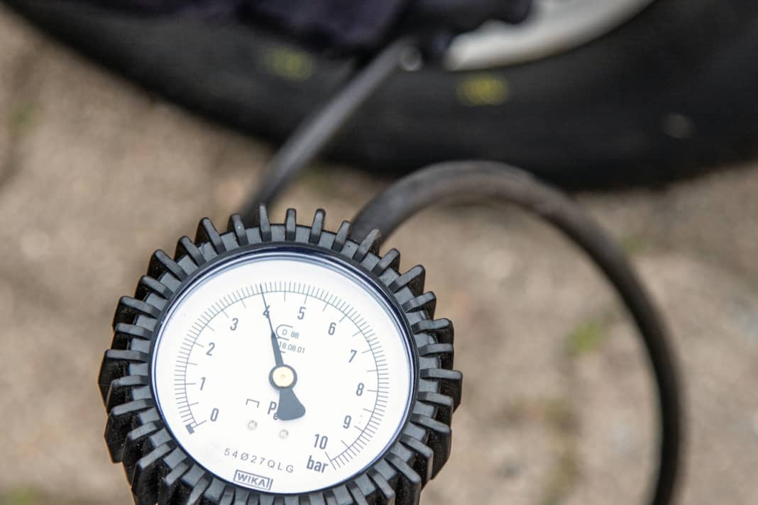 Trailer tyres are often subjected to higher loads than those of the towing vehicle. This is why the correct pressure is important - up to 4 bar. Also check the pressure of the spare tyre.