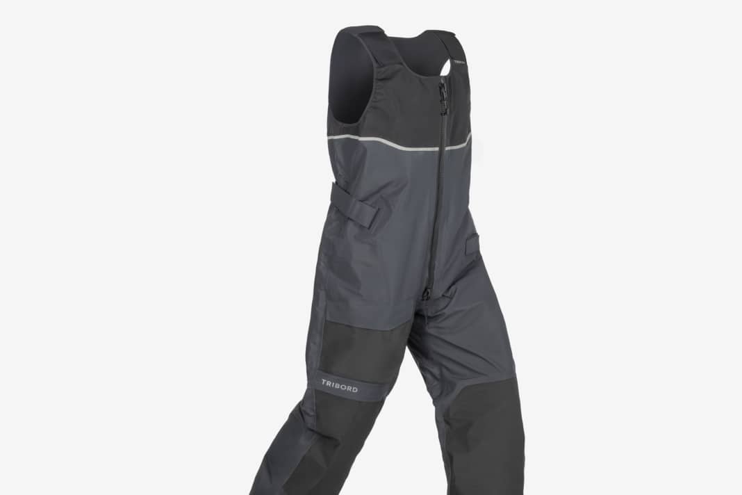Le bib offre une grande liberté de mouvement au niveau du haut du corps.