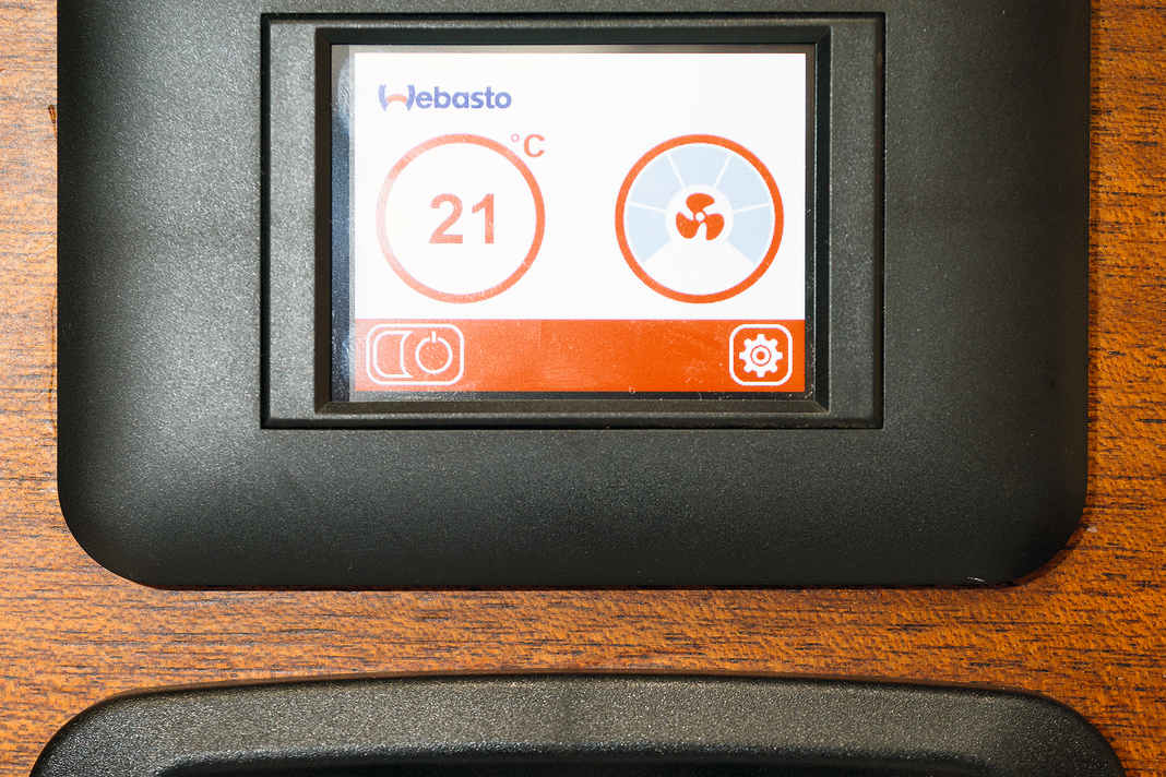 Diversi comandi: nella parte superiore con display, nella parte inferiore con selettori rotativi. Gli errori vengono visualizzati tramite codice o segnalati dal lampeggiamento dei LED.