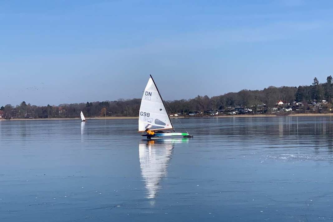 Glace lisse comme un miroir et ciel bleu : une luge DN traverse le lac Pönitz. La photo a été prise aujourd'hui.