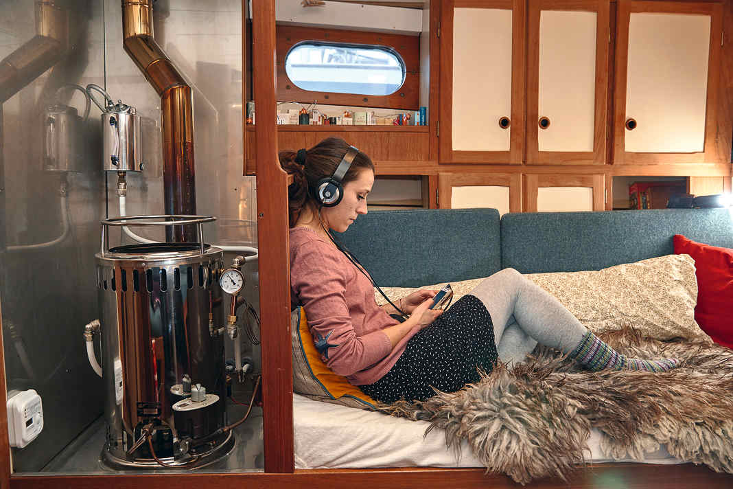 Ideal: the warner right next to the diesel stove. There it will recognise rising values directly and then sound the alarm. This means you can enjoy relaxed heating all night long
