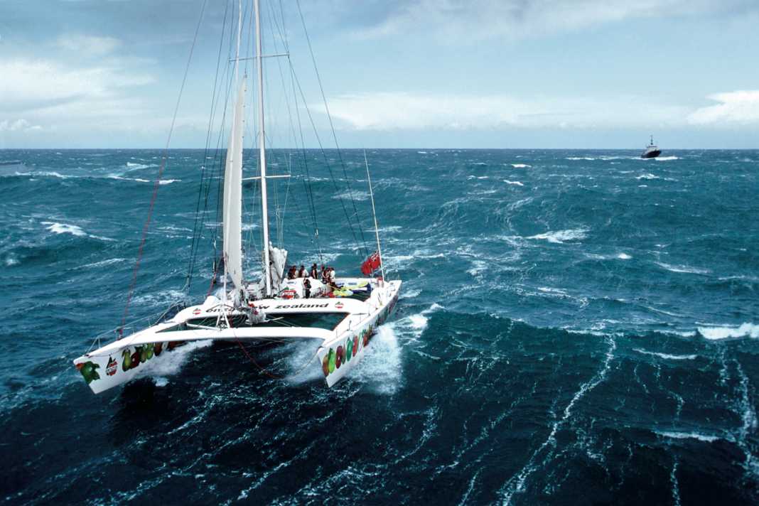 1994 rasten Peter Blake, Robin Knox-Johnston und ihre Crew mit "Enza" im Sturm zur Jules Verne Trophy.