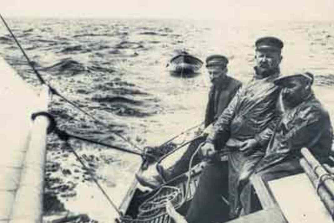 Die Gründer der SCOe beim Segeln, vorne: Arthur Weiss.