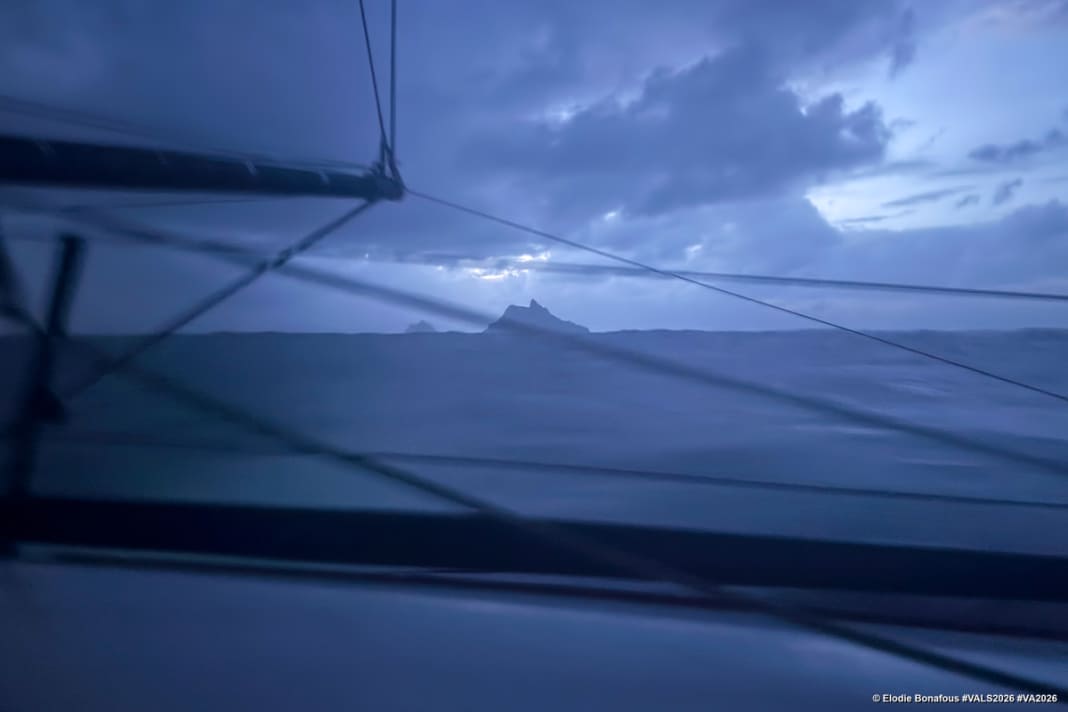 Düstere Stimmung im Morgengrauen: das Bild schickte Élodie Bonafous von See.
