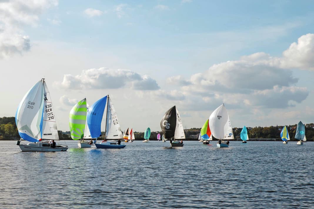 The typical field of a Varianta regatta provides very colourful pictures on space-sheet courses