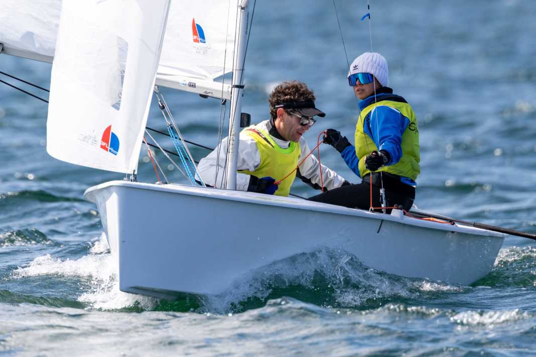 Die Vaurien-Klasse segelt vor Travemünde ihre Weltmeisterschaft aus, 59 Boote sind am Start