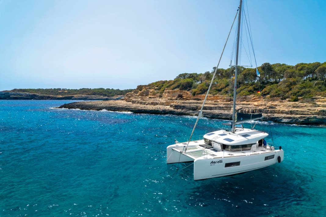 A cat anchors in a bay off Mallorca. The rooster-pot is important here. Tip no. 6 explains how best to use it