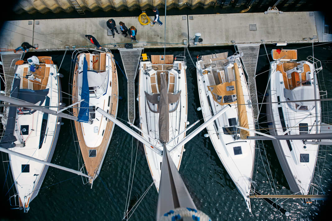 La prospettiva dall'albero maestro illustra le proporzioni della popolare classe dei dieci metri, anche se l'ottica è un po' distorta