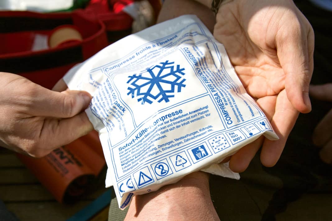 Il raffreddamento è la cosa più importante e prima si verifica l'incidente meglio è. I sacchi autoraffreddanti sono molto adatti a questo scopo.