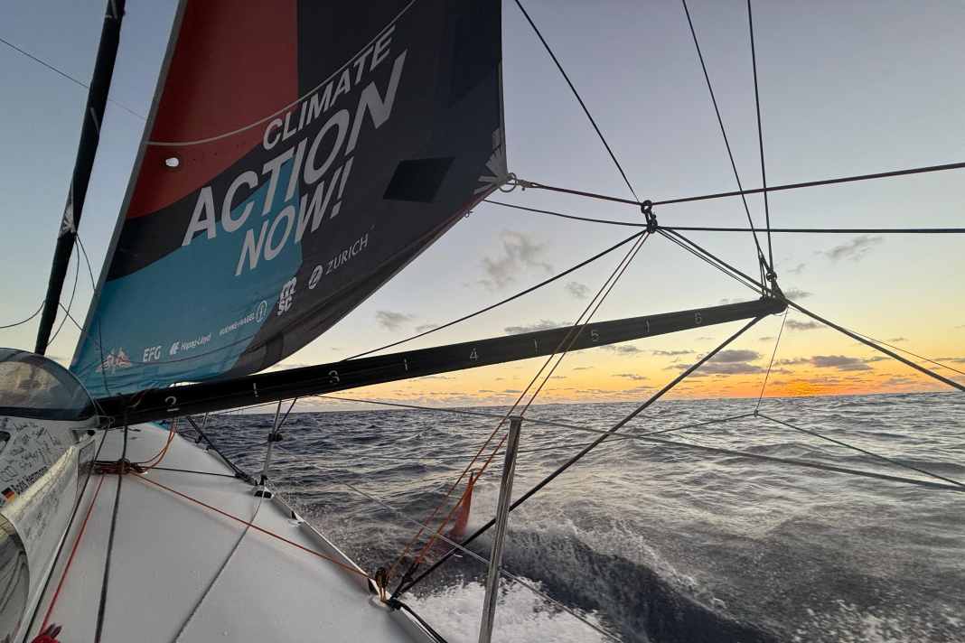 A buona velocità verso il tramonto: Boris Herrmann ha inviato questa foto ieri sera